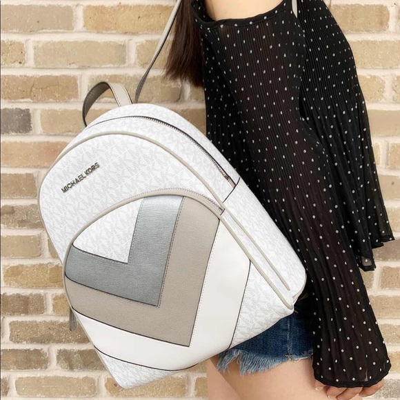 Michael Kors Handbags - SALE🎊🎁Gaby’sBags👜💕-Michael Kors 🎒 backpack